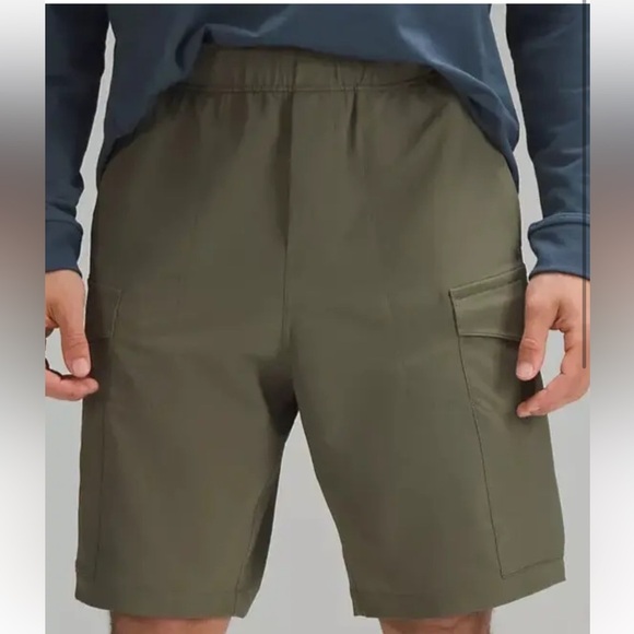 Lululemon olive green cargo short slze medium